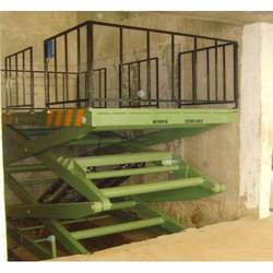 Cream And Black Hydraulic Scissors Type Car Lift Inside The Shaft